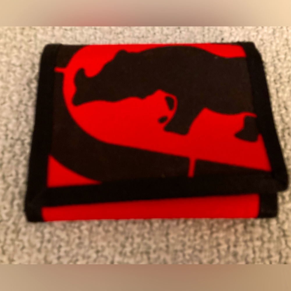 NEW- ECKO UNLTD MEN'S TRIFOLD WALLET WITH WORLD FAMOUS RHINO LOGO BLACK/RED